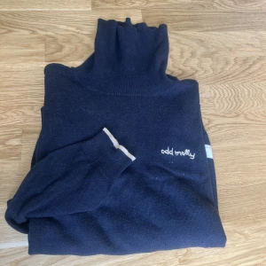 Odd Molly polotröja - Marinblå Odd Molly polotröja med rosa detaljer. Storlek 2. Fint skick!