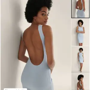 Säljer den här klänningen från NA-KD. Endast använd vid ett tillfälle. Har sytt upp ena axelbadet då den annars åkte ner på mig. Det är ett stretchigt material så passar förmodligen även XL och M. Kan skicka fler bilder i chatten om så önskas😊