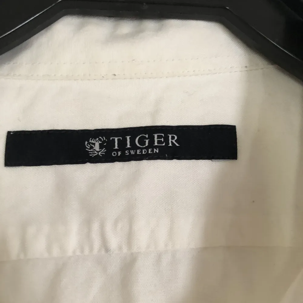 En tiger skjorta herr i nyskick, storlek 42, finns inga tydliga tecken på användning. . Skjortor.