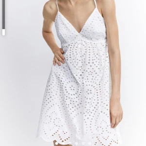 Klänning  - Supergullig klänning från hm, storlek M🫶🏼 lite fläckar därav priset💕