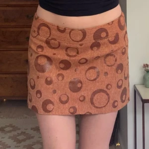 Mönstrad kjol - Unik orange minikjol med mönster, från märket Sisley! Fråga om mått ❤️‍🔥