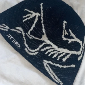 Arc’Teryx Mössa ”Bird Head Toque” - Köpte i Mars detta året men har bara använt den typ 2 gånger. Säljer för att den inte riktigt är min stil längre. 10/10 skick och är OneSize. SLUTSÅLD PÅ HEMSIDAN. Köpt på Arc’Teryx egna hemsida så den är äkta. Säljer för 700 men kom med prisförslag. 