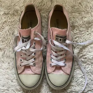 Rosa converse i storlek 39.