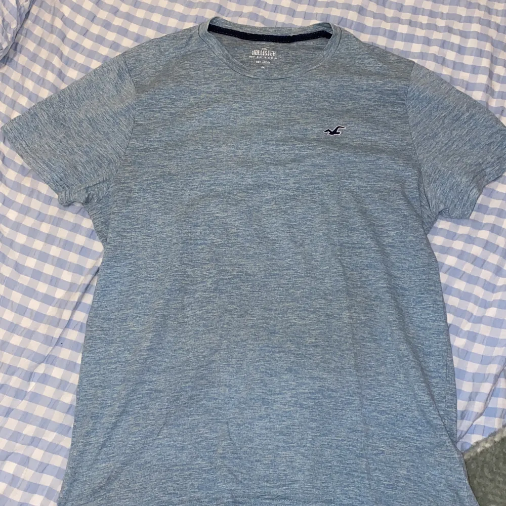 En blå t-shirt från Hollister i använt skick i storlek M . T-shirts.
