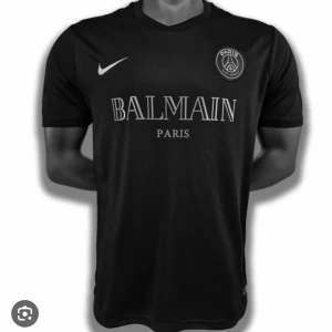 Psg x Balmain fotbollströja - Säljer min knappt använda PSG x Balmain fotbollströja för att den var för stor. 10/10 Skick som ny.