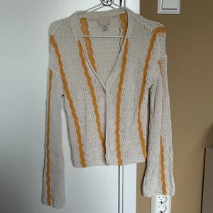 Långärmad tröja  - Fin långärmad nät-stickad kofta från H&M. Använd en gång.