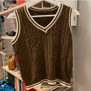 Brandy melville väst brun och vit - Säljer denna fina stickade bruna och vita väst från brandy melville! Aldrig använd och i väldigt bra skick. Använd inte köp direkt💞💞