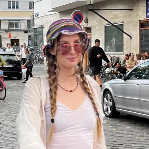 Purple hat - Min älskade virkade mössa / bucket hat. Använd en kväll med förvånansvärt många komplimanger 😆 lite miu miu stil. Bommul.