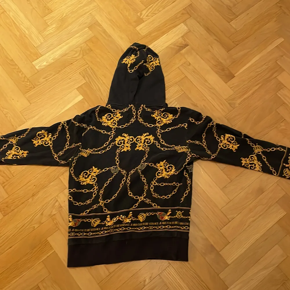 Riktigt snygg Versace hoodie i bra skick. Säljer pga att jag har bytt stil . Hoodies.