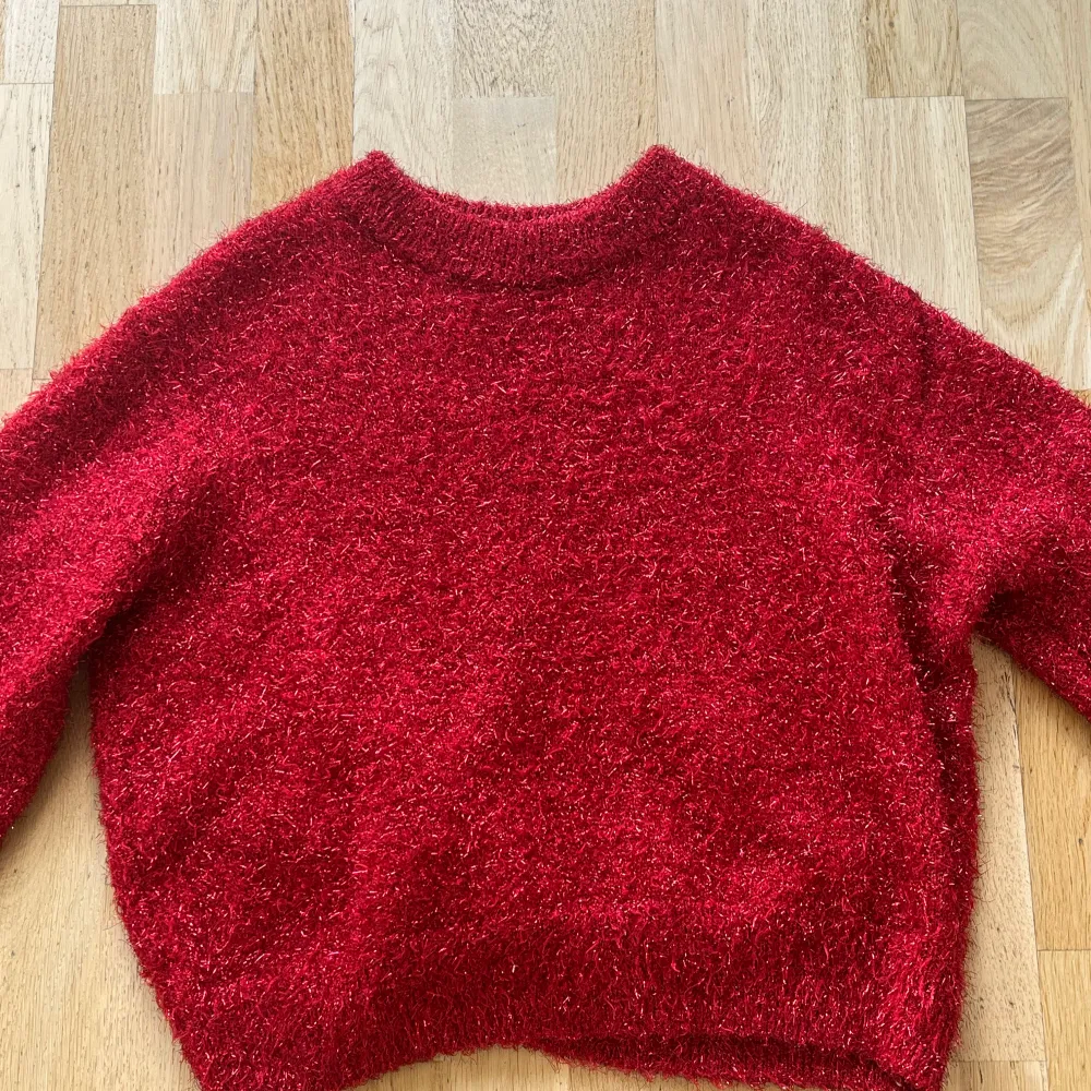 En stickad rödglittrig och fluffig tröja.🟥. Stickat.