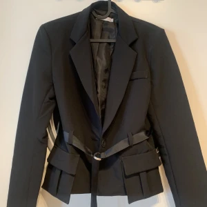 Black Fitted blazer - Svart fitted blazer från Boohoo. Knappt använd. Perfekt för mer formella och proffessionella tillfällen.