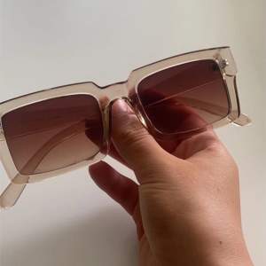 Ett par jätte snygga solglasögon från stockH Lm studio 