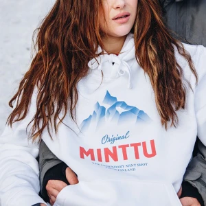 Minttu hoodie  - Säljer min minttu hoodie som endast är testad! Unisex storlek xs! Säljer pga vill ha större storlek. På bilden har vi på oss xs båda två! Pris kan diskuteras. Frakt ingår i prise💓💓