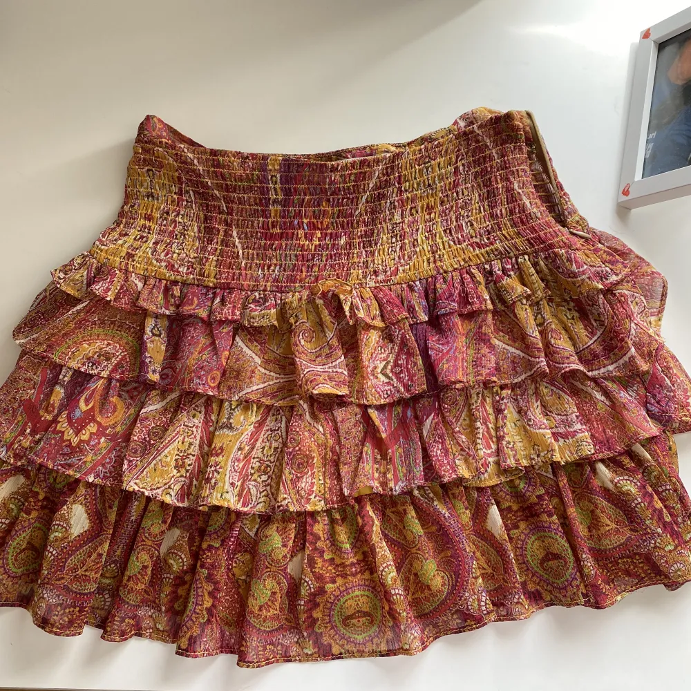 Säljer denna underbara kjol!💞 Inga skador är som ny, fråga vad som svarar så fort jag kan! Den passar S och xxs😊Tryck gärna på köp nu☺️. Kjolar.