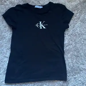 Calvin Klein t-shirt som jag har använt få gånger. Tröjan är i bra skick💗 Obs bara tröjan till säljes.