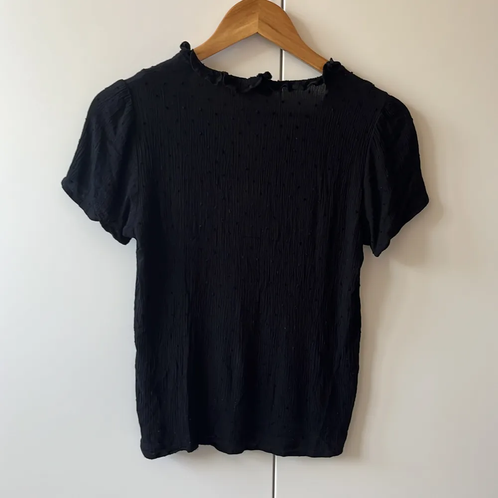 En svart blus som är använd två gånger. Den är originellt från JDY. Blusar.