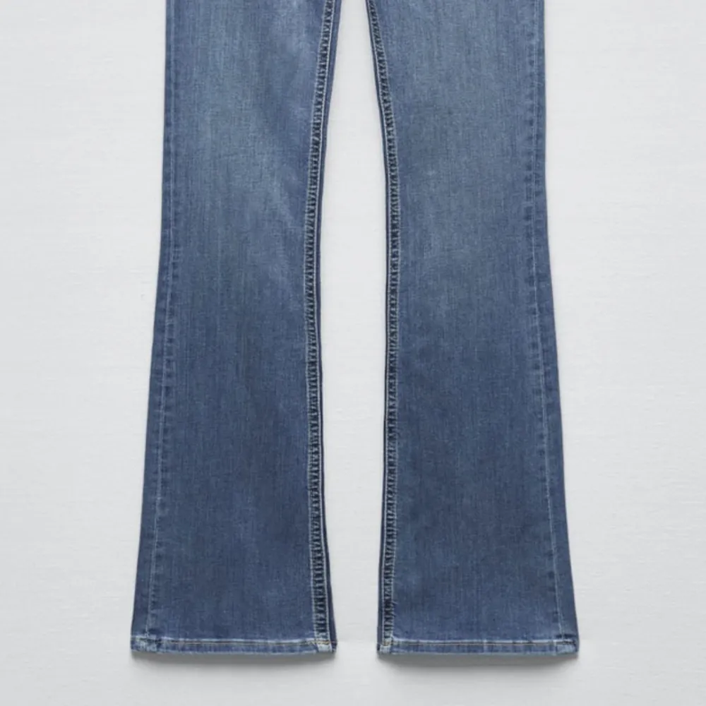 Ett par helt nya lågmidjade jeans ifrån zara. Testade en gång, annars oanvända.. Jeans & Byxor.