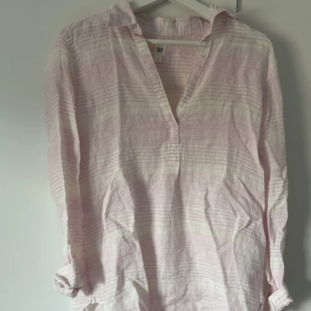 Tunn linneskjorta från GAP i rosa och vita ränder. Superfin och somrig!✨. Skjortor.