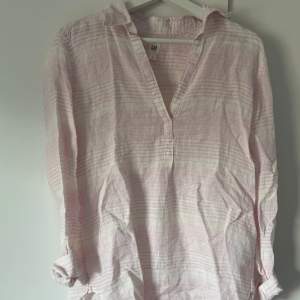 Tunn linneskjorta från GAP i rosa och vita ränder. Superfin och somrig!✨