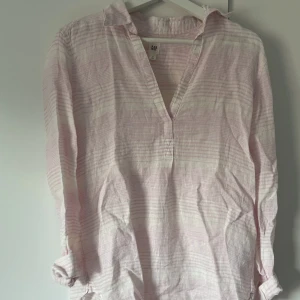 Linneskjorta  - Tunn linneskjorta från GAP i rosa och vita ränder. Superfin och somrig!✨