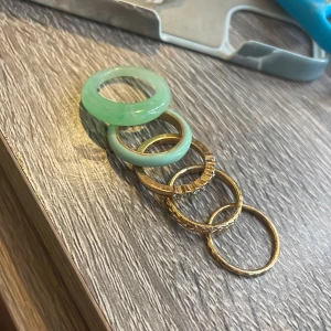 Guld ringar 5 pack - Superfina guld ringar med lite blå/gröna nyanser.5 pack