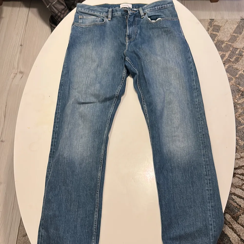 Ett par snygga Calvin klein jeans som är knappast använd då dem är för störs för mig, dem är i storlek 34/34. Jeans & Byxor.