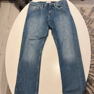 Calvin Klein jeans herr - Ett par snygga Calvin klein jeans som är knappast använd då dem är för störs för mig, dem är i storlek 34/34