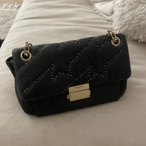 Zadig Voltaire väska  - Säljer nu min zadig Voltaire väska, nypris ligger ca på 5500kr. Den är väl använd men väldigt fin. Lite skrap på själva knäppet men inget mer 💕