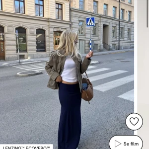 Blå långkjol - Säljer denna blåa långkjol då den är lite för stor på mig.endast använda ett fåtal gånger  Skriv för egna bilder 