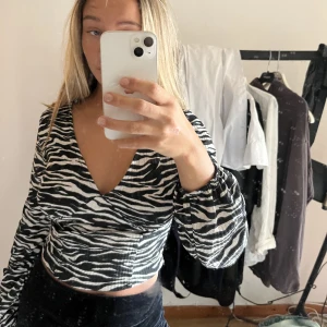 Randig blus Gina tricot - Köpte denna blus men har tyvär inte kommit till användning..  Storlek XS och aldrig använd, jättebra skick.