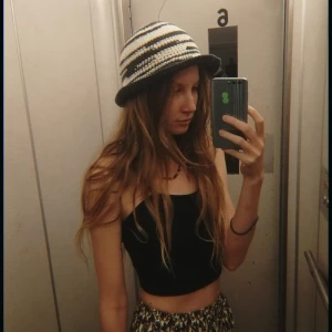 Bucket hat - Virkad bucket hat. Grå och vit. Passar alla huvuden :) kan tvättas i 40 grader 