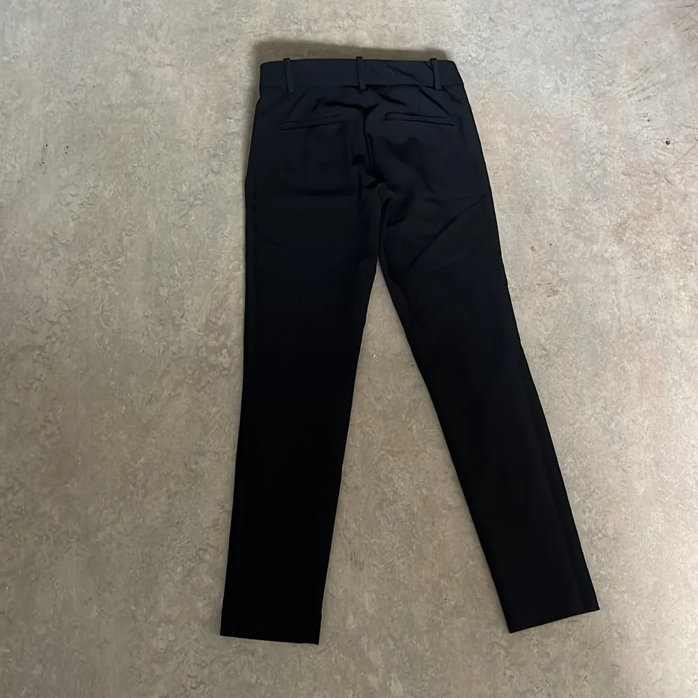Säljer denna fina svarta lågmidjade benetton byxa då tyvärr den har blivit liten i storlek. Använda ungefär 5 gånger men dem är i mycket bra skick💖. Jeans & Byxor.