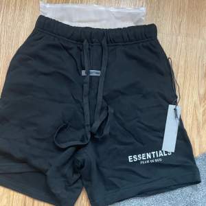 Fett sköna essentials fear of god shorts. Köpa från StockX men det blev fel storlek. Pris kan diskuteras 