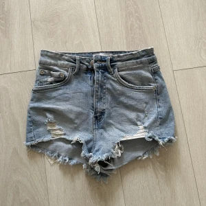 Jeansshorts - Säljer dessa trendiga jeansshorts från zara💕Hör av er vid frågor och fler bilder. Priset kan diskuteras💕