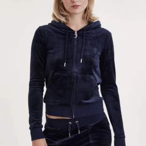 Jättefin mörkblå juicy couture zip hoodie med prislappen kvar! Helt ny och nästan aldrig använd. Nypris ligger på 1300