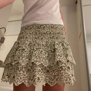 Slutsåld zara kjol med så nice fit. Sälja pga har tröttnat på den. Den är i väldigt bra skick och går även att användas som topp vilket är väldigt nice! Lånad bild men kan skicka egna bilder om det önskas! ❤️