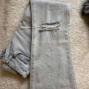 Regular Wide Jeans  - Säljer dessa jeans från Bikbok i storlek 24(waist) 32(lenght) 