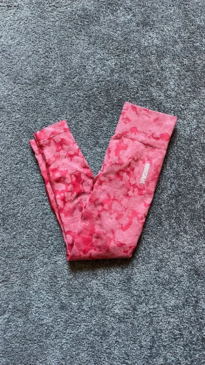 Gymshark tights - Säljer mina röda Adapt Camo Seamless tights från Gymshark. Bra skick! Säljer pga använder inte längre.