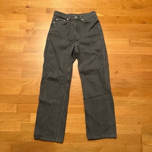 Rowe-jeans från weekday - jeans från weekday i modellen rowe. knappt använda!