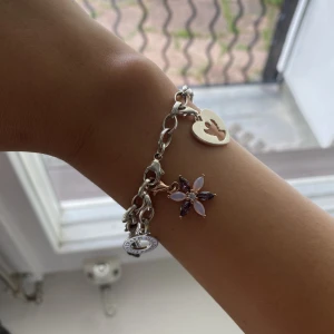 Thomas Sabo berlock ”blomma rosa stenar Roséguld”  - Säljer denna superfina nya Thomas Sabo berlock i roséguld då jag bytt ut mina berlocker. Nyskick med ett originalpris på 1 099 kr! Originalförpackning finns och inkluderas i köpet 🤍