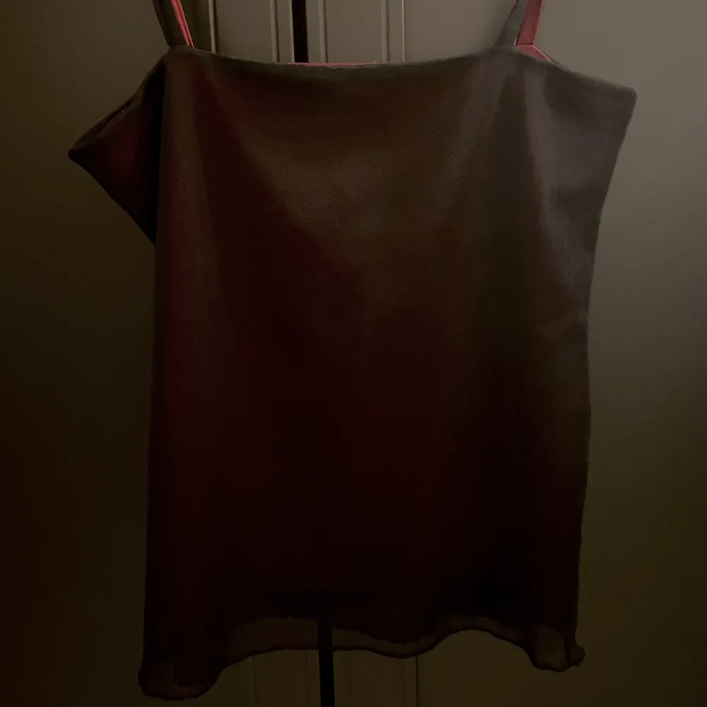 Mesh linne som är reversibel både svart och rött skitsnyggt!! Fyndad på second hand. Säljer pga den ej kmr t användning. Storlek S/M. Säljs för 70kr. Toppar.
