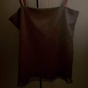 Mesh linne som är reversibel både svart och rött skitsnyggt!! Fyndad på second hand. Säljer pga den ej kmr t användning. Storlek S/M. Säljs för 70kr