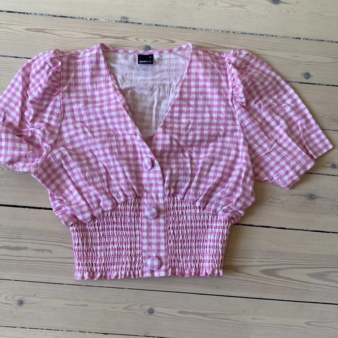 Pepitarutig blus med puffärm