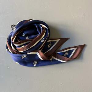 Hermes-inspirerad scarf med hästmotiv. Köpt på ARKIVET Östermalm! 💙