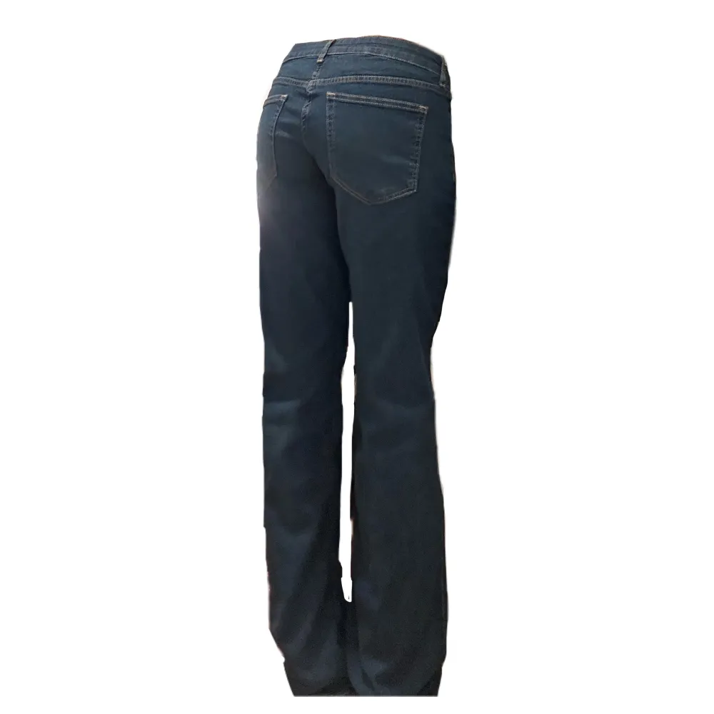 Svin snygga baggy low waist jeans! Köpta förra året, använt en gång- de har en liten fläck som man ser på första bilden annars är de i perfekt skick! . Jeans & Byxor.
