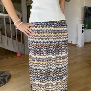 Långkjol - Så cool långkjol m jättefint mönster, toppenskick!! Använd gärna köp nu, skriv innan om du har frågor 💗💗😙 Är 1,60 och den är liite lång