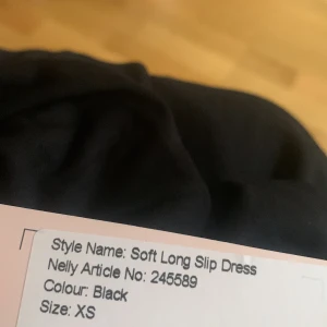 Klänning  - Säljer klänning i storlek xs köpt från Nelly för 399 säljs för 249 oanvänd prislapp kvar kan passa s och liten m då den är stretchig