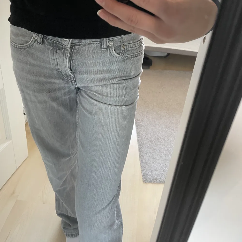 Superfina lågmidjade jeans som int kommer till användning längre. Det syns att dom är använda i och med det lilla hålet p framsidan så därför säljer jag dom för ett lågt pris. Nypris 400kr💕. Jeans & Byxor.