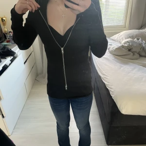 Weekday Zip  - Säljer denna jätte fina och sköna zip tröja från Weekday då den ej kommer till användning. Storlek M men sitter tajt på mig som är S