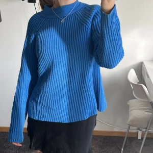 Stickad tröja å - Super fin blå stickad tröja i jätte bra material. Använt ett fåtal gånger. Köparen står för frakten😊💕